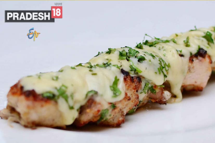 ভালোবাসার মানুষের সঙ্গে একান্তে কাটানো মুহূর্তে তৃতীয় ব্যক্তির উপস্থিতি মানেই ‘কাবাবে হাড্ডি’ ৷ আর তাতেই শেষ কাবাব রসনা ৷ তাই একান্ত মুহূর্তে প্রেমিক বা প্রেমিকার মুখে তুলে দিন হাড় ছাড়া মোলায়েম চিজে মোড়া চিকেনের টুকরো ৷