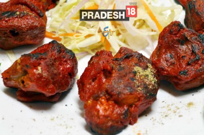 চিকেন, মাটনের কাবাব তো অনেক হল ৷ এবার সময় নতুন কিছু খাওয়ার ৷ জিভের স্বাদ পাল্টাতে ‘এমু কাবাব’-এর চেয়ে কি ভালো কিছু পাবেন ? মারুফাজের কাবাব ফেস্টিভ্যালে পাতে পড়ুক ‘এমু কাবাব’ ৷
