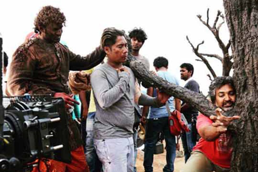 দৃশ্য বুঝিয়ে দিচ্ছেন পরিচালক 