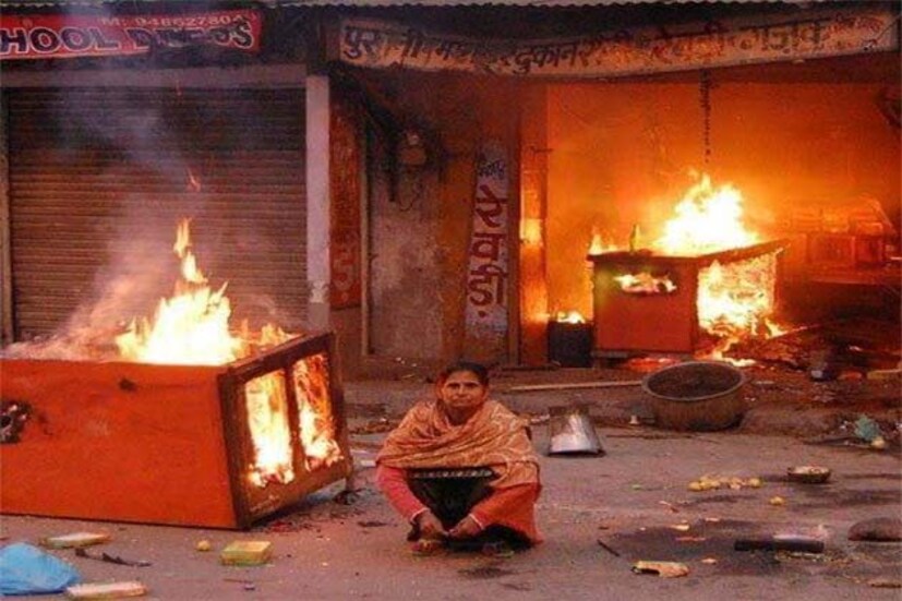 আন্দোলনের নামে আগুন ধরিয়ে দেওয়া হয়েছে একাধিক বাস, সাতটি রেলওয়ে স্টেশন, পুলিশ স্টেশন, এমনকী কিছু বাড়িতেও ৷ শনিবার গভীর রাতে রোহতকে হরিয়ানা ডেয়ারি কর্পোরেশনের প্ল্যান্টে আগুন ধরিয়ে দেয় একদল আন্দোলনকারী ৷ আগুন ছড়িয়ে পড়ার আতঙ্কে খালি করে দেওয়া হয় প্ল্যানটের লাগোয়া জনবসতি ৷ 
