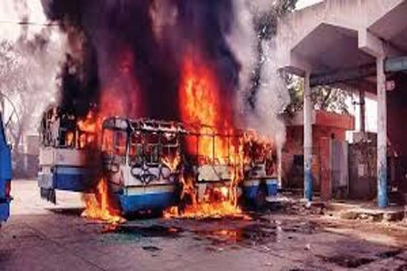 শুক্রবার থেকে শুরু হওয়া জাঠ সংরক্ষণের প্রতিবাদে গোটা রোহতাক জুড়ে অশান্তি ৷ বিক্ষোভে ভাঙা হয়েছে এলাকার শপিং মল, দোকানপাট ৷ এমনকী, এলাকার বেশ কিছু থানাতে ভাঙচুড় চালায় বিক্ষোভকারীরা ৷