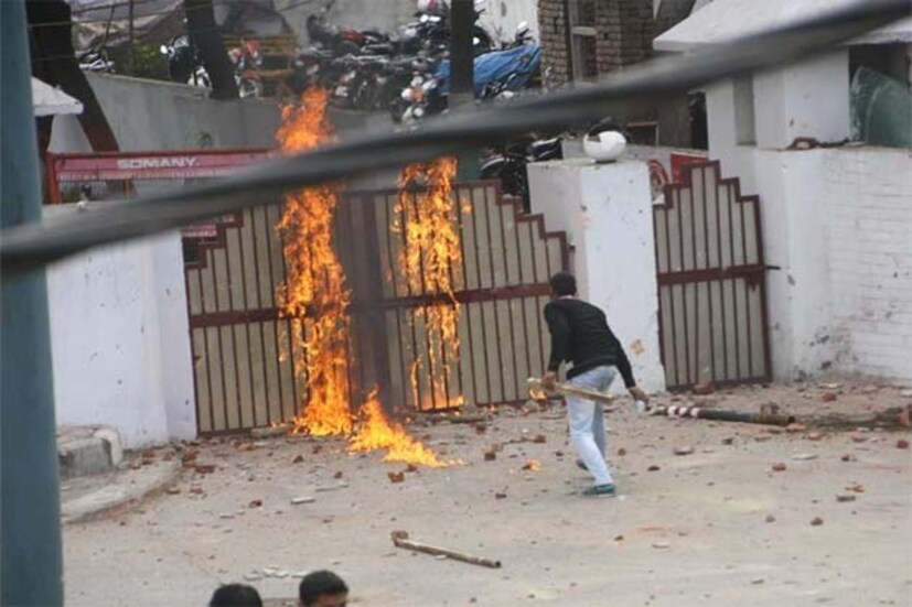 রাজ্যের অর্থমন্ত্রী ক্যাপ্টেন অভিমন্যুর বাড়িতেও আগুন লাগিয়ে দেয় আন্দোলনকারীরা ৷