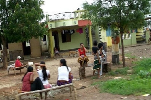 সারা ভারতে যেখানে কন্যাকে ভ্রুণেই মেরে ফেলার প্রচেষ্টা করা হয়, সেই ভারতের অংশ হয়েও আলাদা এই গ্রাম ৷ এখানে মেয়ে জন্মালে উৎসব পালিত হয় ৷ কিন্তু তাও অদ্ভুতভাবে এক নেতিবাচক কারণে ৷ মেয়ে হলেই সেই পরিবারের বাড়বাড়ন্ত ৷ মেয়ের শরীর থাকতে ঘরে কখনও খাবারের অভাব হবে না ৷ এই গ্রামে বিয়ে করতে গেলে পাত্রপক্ষকে পাত্রীর জন্য ১২-২০ লাখ টাকা অবধি পণ দিতে হয় ৷ তাই এই সম্প্রদায়ের বেশিরভাগ ছেলের বউ জোটে না ৷ সারা ভারতে যেখানে কন্যাকে ভ্রুণেই মেরে ফেলার প্রচেষ্টা করা হয়, সেই ভারতের অংশ হয়েও আলাদা এই গ্রাম ৷ এখানে মেয়ে জন্মালে উৎসব পালিত হয় ৷ কিন্তু তাও অদ্ভুতভাবে এক নেতিবাচক কারণে ৷ মেয়ে হলেই সেই পরিবারের বাড়বাড়ন্ত ৷ মেয়ের শরীর থাকতে ঘরে কখনও খাবারের অভাব হবে না ৷ এই গ্রামে বিয়ে করতে গেলে পাত্রপক্ষকে পাত্রীর জন্য ১২-২০ লাখ টাকা অবধি পণ দিতে হয় ৷ তাই এই সম্প্রদায়ের বেশিরভাগ ছেলের বউ জোটে না ৷