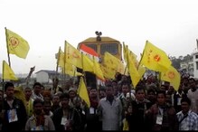 কোচবিহারে দিনভর রেল অবরোধে জল-খাবারের কালোবাজারি কোচবিহারে দিনভর রেল অবরোধে জল-খাবারের কালোবাজারি