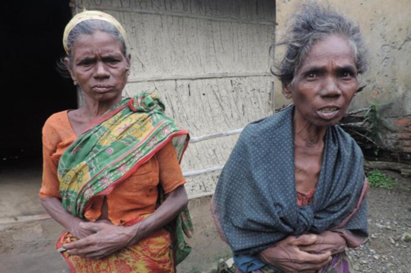 অনাহার থেকে আজাদি:  পশ্চিমবঙ্গে ৩৪ বছরের বাম রাজত্বে অনাহারে মৃত্যু বা চাষীর আত্মহত্যা করার ঘটনাও কিছু কম নয় ৷ পরিসংখ্যান বলছে শুধুমাত্র ২০০১ সালেই ১২৪৬ কৃষক আত্মহত্যা করেছেন এরাজ্যে ৷ সর্বহারাদের সরকার বা ভূমিহীন, কৃষকবন্ধু সরকার বলে যারা নিজেদের গর্ব করত, সেই বামপন্থীদের আমলেই কৃষক আত্মহত্যার পরিসংখ্যান দেখলে আঁতকে ওঠার মতোই অবস্থা হবে ৷ পশ্চিমবঙ্গ সেইসময় ওই ছয় রাজ্যের মধ্যে পড়ত যেখানে সবচেয়ে বেশি কৃষক আত্মহত্যা করেছেন ৷ ২০০১ থেকে ২০০৭ সালের মধ্যেই ৩৫৩৭ কৃষক আত্মহত্যা করেছিলেন ৷ শুধুমাত্র ২০০৭ সালেই সেই সংখ্যা ১১০২ ৷ কিন্তু যে বাম দল দেশের কৃষক বা গরীবদের নিয়ে বড় গলায় কথা বলে, তারা কখনই এই পরিসংখ্যান তুলে ধরেনি ৷ এই আত্মহত্যা করা চাষীদের মধ্যে অধিংকাংশই ছিলেন টমেটো চাষী ৷ কারণ ফসল চাষ করে নূন্যতম মূল্যও তারা পায়নি ৷ চাষীরা লাভ তো দূরের কথা, এমনও হয়েছে যে ৫০ কেজি টম্যাটো মাত্র ২০ টাকায় বেঁচতে হয়েছে তাদের ৷ তাই এখানে প্রশ্ন উঠছে যে সীতারাম ইয়েচুরি কানহাইয়াকে ‘স্টার’ বানিয়ে পশ্চিমবঙ্গে নির্বাচন প্রচারে নিয়ে আসছেন, তিনি কী কানহাইয়াকে বাম আমলের ৩৫ বছরের এই চাষী আত্মহত্যা বা রাজ্যে অনাহারে মৃত্যুর কথা উল্লেখ করেছেন ? তবে রাজ্যে পরিবর্তনের পর কৃষিক্ষেত্রে অন্তত এই চিত্রটা অনেকটাই বদলেছে ৷ এক দশক আগেও আমলাশোলের মতো অনাহারে মৃত্যুর ঘটনা ঘটেছিল এরাজ্যে ৷ বর্তমানে সে ছবি দেখা যায় না ৷ উপরোন্ত পশ্চিমবঙ্গ সরকার খাদ্যসাথী প্রকল্পে (২টাকা কেজি দরে চাল) সাড়ে সাত কোটি মানুষকে খাদ্য সুরক্ষা দেওয়া হয়েছে ৷ ফলে ‘ভুখা মরা’ বিষয়টা পশ্চিমবঙ্গের ক্ষেত্রে এখন অবান্তর ৷ এছাড়া রাজ্য সরকার যথেষ্ট কৃষকদরদী ভূমিকা নিয়েছে ৷ বিভিন্ন প্রাকৃতিক দুর্যোগে ফসলের ক্ষতি হলে বিগত তিন বছরে সরকারকে বিভিন্ন সময় কৃষকের পাশে দাঁড়াতে দেখা গিয়েছে ৷ পশ্চিমবঙ্গে চাল, সবজি, আলু প্রভৃতি কৃষিপণ্যের উৎপাদণ চাহিদার তুলনায় অনেক বেশি ৷ যার জন্য চাষীরা অনেকসময় ন্যায্য দাম পান না ৷ ফসল উদ্বৃত্ত হলেও যে সমস্যা, এটা তারই একটা উদাহরণ ৷ এছাড়া চা বাগান বন্ধ হয়ে যাওয়াটাও অনেক চা বাগান শ্রমিকদের আত্মহত্যার কারণ এরাজ্যে ৷ বাম আমলের শেষের দিকে হর্তালের কারণে বিভিন্ন চা বাগান একের পর এক বন্ধ হয়ে যায় এরাজ্যে ৷ এরপর বন্ধ চা বাগান খুলতে গিয়েও নানা সমস্যার সম্মুখীন হতে হয় বর্তমান সরকারকে ৷ এরফলে বন্ধ চা বাগানগুলিকে আর পুনরায় খোলা সম্ভব হয়নি ৷ কর্মহীন হয়ে পড়া একাধিক শ্রমিকের দারিদ্র এবং অনাহারে মৃত্যু হয়েছে ৷ তবে তৃণমূল সরকার আসার পরেও যে এরাজ্যে চাষী আত্মহত্যার ঘটনা একেবারে ঘটেনি তা নয় ৷ কারণ ঋণের বোঝা এবং ফসলের ন্যায্য দাম না পেয়েও চাষীরা আত্মহত্যা করতে বাধ্য হয়েছেন ৷ আলু চাষীদের কথাই এক্ষেত্রে বলতে হবে ৷ কারণ উদ্বৃত্ত আলু ২০১৪-১৫ সালে ১২০ লক্ষ টন উৎপাদণের জন্য আলুর দাম প্রতি কেজি ৩ টাকা থেকে ৫ টাকা কম পাচ্ছিলেন চাষীরা ৷ যার অর্থ চাষের জন্য নিজেদের খরচটাও তুলতে পারছিলেন না কৃষকরা ৷ এর জন্য প্রায় ১৭ আলু চাষীর মৃত্যু হয় গত বছর ৷ হুগলি জেলায় সবচেয়ে বেশি আলু চাষীর আত্মহত্যার ঘটনা ঘটে ৷ মালদা, হাওড়া, বাঁকুড়া এবং জলপাইগুড়ি জেলাগুলোতেও সেই একই ছবি দেখা যায় ৷ সমীক্ষায় দেখা যাচ্ছে, ২০১৩-১৪ সালে যেখানে ৫০ কেজির এক প্যাকেট আলু বিক্রি করে কৃষকরা পেতেন ৩০০-৩৫০ টাকা ৷ সেখানে ২০১৪-১৫ সালে সেই টাকার পরিমাণ দাঁড়ায় ১৪০-২০০ টাকা ৷ 