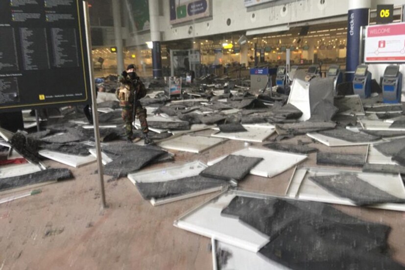 দ্রুত ফাঁকা করা হচ্ছে বিমানবন্দর  বলে জানা গিয়েছে। খবর পেয়ে ঘটনাস্থলে পৌঁছেছে পুলিশ ৷  টার্মিনাল থেকে বের করা হচ্ছে যাত্রীদের ৷  জঙ্গি হামলা কিনা খতিয়ে দেখছে পুলিশ ৷