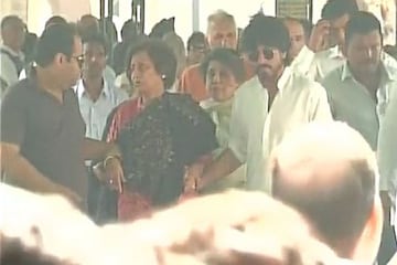 শ্বশুর রমেশ ছিব্বরকে শাহরুখের শেষ শ্রদ্ধা শ্বশুর রমেশ ছিব্বরকে শাহরুখের শেষ শ্রদ্ধা