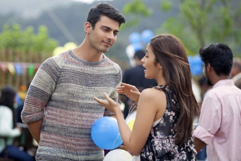 বলিউডের হাওয়ায় উড়ছে, শ্যুটিংয়ের পরে নাকি বেশ আড্ডায় মাতছেন আলিয়া-ফাওয়াদ ৷ নতুন কিছু হচ্ছে নাকি ? আলিয়া কিন্তু এ ব্যাপারেও বেশ চুপ ৷ আর অন্যদিকে ফাওয়াদের কাছে আলিয়া সুইট বেবি !