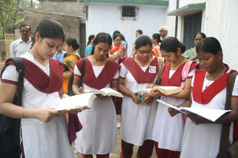 শিক্ষা ইস্তেহারে শিক্ষার খতিয়ানে প্রথমেই তৃণমূল সরকার শিক্ষা ও তার সঙ্গে যোগ করেছেন কর্মসংস্থানের কথা ৷ উচ্চশিক্ষাকে আরও বেশি প্রসারিত করতে জেলায় জেলায় নতুন নতুন সরকারি, আধা-সরকারি ও বেসরকারি বিশ্ববিদ্যালয় গড়ার খতিয়ান তুলে ধরা হয়েছে ৷ শুধু তাই নয়, টেকনিকাল শিক্ষা, ভোকেশনাল শিক্ষার উপর জোর দেওয়া হয়েছে ৷ ইস্তেহারের বলা হয়েছে প্লেসমেন্টের সেলের কথাও ৷ শিক্ষার সঙ্গে ইস্তেহারে তুলে ধরা হয়েছে, সরকারের সবুজ সাথী অর্থাৎ স্কুলে-স্কুলে সাইকেল প্রদানের কথাও ৷ নারী শিক্ষার ওপর জোর দেওয়া হয়েছে সবচেয়ে বেশি ৷ সেই কথা মাথায় রেখেই সরকারের ‘কন্যাশ্রী’ প্রকল্প ৷ এমনকী, প্রাইমেরির ছাত্র-ছাত্রীদের জুতো দেওয়ার পরিকল্পনাও রয়েছে এর মধ্যে ৷ বিরোধী ইস্তেহারের এই পর্যায়কে চমক বলেই বণর্না করেছেন ৷ সম্প্রতি যাদবপুর বিশ্ববিদ্যালয়, প্রেসিডেন্সি বিশ্ববিদ্যালয়, বর্ধমান বিশ্ববিদ্যালয়, কলকাতা বিশ্ববিদ্যালয়ে হওয়া ছাত্র বিক্ষোভের প্রশ্ন তুলে, সমালোচনা তৃণমূল সরকারকে সমালোচনা করেছেন বিরোধীরা ৷ শুধু তাই নয়, টেট পরীক্ষা, অস্থায়ী শিক্ষকদের নিয়ে রাজনীতি ও দুনীর্তিকেও এক হাত নিতে ছাড়েননি বিরোধীপক্ষ ৷