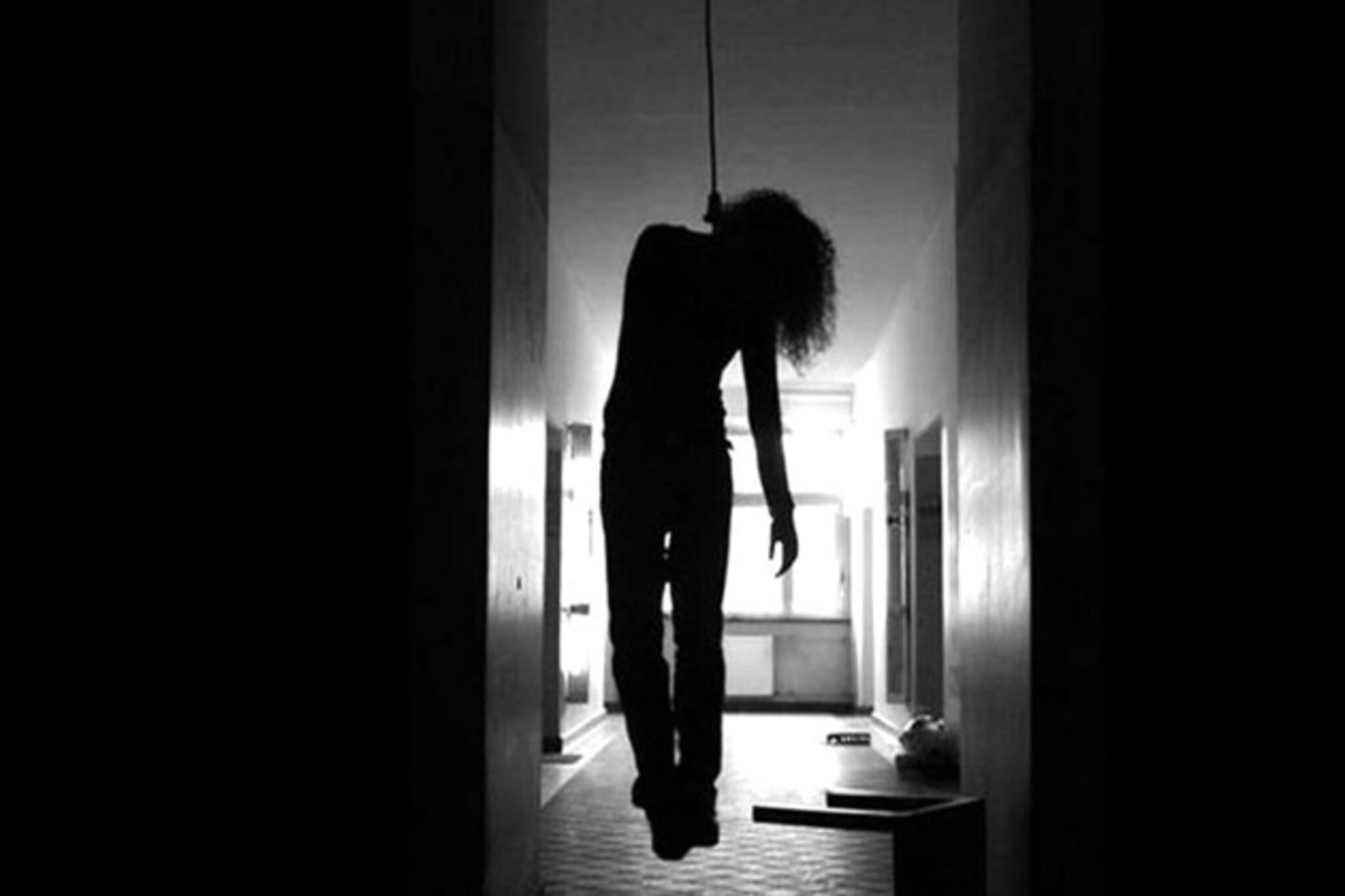 হস্টেল থেকে ঝুলন্ত অবস্থায় উদ্ধার নার্সিংয়ের ছাত্রী