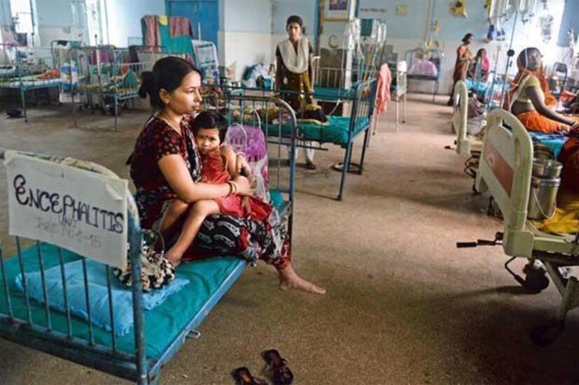 স্বাস্থ্য: ইস্তেহার অনুযায়ী, স্বাস্থ্যের খাতায় তৃণমূল সরকার প্রতিশ্রুতি অনুযায়ী, রাজ্যের সকলের জন্য সুস্বাস্থ্যের ব্যবস্থা হবে মা-মাটি-মানুষের সরকারের অন্যতম দায়িত্ব ৷ তৃণমূলের খতিয়ান অনুযায়ী, প্রসূতি মৃত্যুর হার যথাসম্ভব কমানোর প্রচেষ্টা ৷ তাই উন্নত চিকিৎসার পরিষেবা দেওয়ার প্রচেষ্টা করেছে তৃণমূল সরকার ৷ ইস্তাহার বলছে, রাজ্যের সমস্ত সরকারি হাসপাতালে সবার জন্য অন্তঃবিভাগীয় (indoor) চিকিৎসা বিনামূল্যে পাওয়া যাচ্ছে ৷ এমনকী, সরকারি হাসপাতাল গুলিতে সমস্ত রোগিকে বিনামূল্যে ওষুধ সরবরাহের ব্যবস্থাও রয়েছে ৷ মহকুমাস্তরেও ICU -এর ব্যবস্থা রয়েছে ৷ মাত্র সাড়ে ৪ বছরে ১০৯ টি ন্যায্য মূল্যের ওষুধের দোকান খোলা হয়েছে ৷ যেখান থেকে বিভিন্ন ওষুধের দামে ৪৮ শতাংশ থেকে ৭৭.২ শতাংশ ছাড় দেওয়া হচ্ছে ৷ শুধু তাই নয়, সস্তায় ডায়েলেসিস, গ্রামে গ্রামে CCU, ICU-এর ব্যবস্থা ৷ ৪১ টি মাল্টিসুপার হাসপাতাল, হোমিয়প্যাথি, যোগাসন, নেচারোপ্যাথিকে জনপ্রিয় করেত রাজ্যস্তরে পৃথক পরিকাঠামোর ব্যবস্থা ৷ স্বাস্থ্যের খাতে ইস্তাহারে এই খতিয়ানেরও বিরোধীতা করে বিরোধীদল ৷ বিরোধীদের কথায়, রাজ্যে স্বাস্থ্যের অবস্থা বেশ শোচনীয় ৷ হাসপাতাল থাকলেও, উপযুক্ত ব্যবস্থা ও সরকারি হাসাপাতাল গুলিতে দুর্নীতি ভরে যাওয়ায় সাধারণ মানুষেরা সঠিক চিকিৎসা পাচ্ছে না ৷ সম্প্রতি কলকাতা মেডিকেল কলেজে শিশু বিভাগে শিশু মৃত্যু ঘটনার উদাহরণ তুলে, তৃণমূল সরকারের ইস্তাহারের সমালোচনা করতে ছাড়েনি বিরোধীপক্ষ ৷ গ্রামেগঞ্জে সন্তান প্রসব করতে গিয়ে মৃত্যুর ঘটনাও কম নয় রাজ্যে ৷ এমনকী, সম্প্রতি সরকারের কৃমিনাশক কর্মসূচীর ফলেও অসুস্থ হয়েছিলেন বহু শিশু ৷ বিরোধীরা সেই দিকেই আঙুল তুলছেন বার বার ৷ 