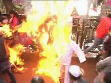 প্রার্থী পছন্দ না হওয়ায় গায়ে আগুন কংগ্রেস কর্মীর প্রার্থী পছন্দ না হওয়ায় গায়ে আগুন কংগ্রেস কর্মীর