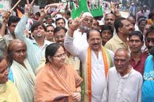 নিজের কেন্দ্রে ভোটের প্রচারে সুব্রত মুখোপাধ্যায় নিজের কেন্দ্রে ভোটের প্রচারে সুব্রত মুখোপাধ্যায়