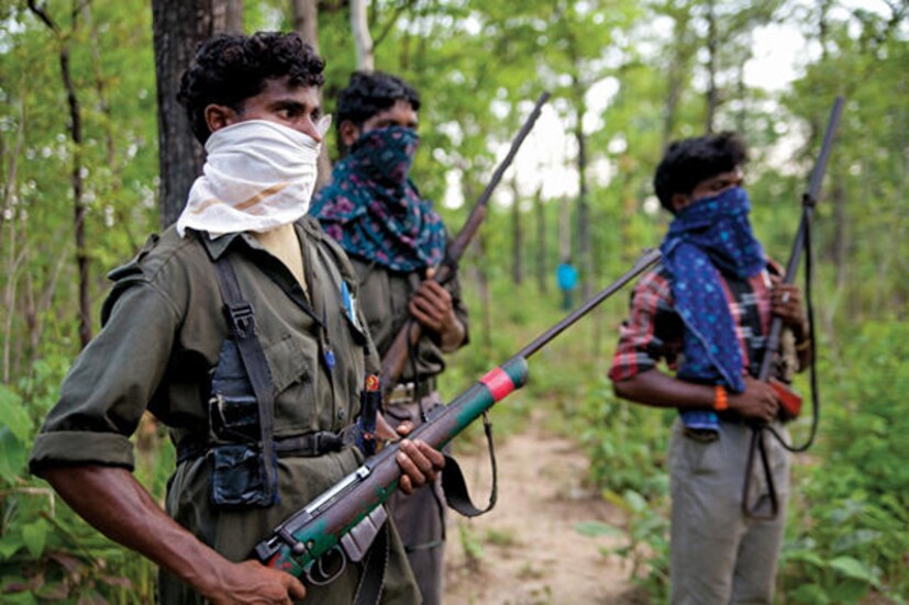 সামন্ততন্ত্র থেকে ‘আজাদি’ : ১৯৭৭ সালে পশ্চিমবঙ্গে ক্ষমতায় আসার পর পঞ্চায়েতীরাজ ও ভূমিসংস্কারের উপর জোর দেয় তৎকালীন বামফ্রন্ট সরকার ৷ মুখ্যমন্ত্রী জ্যোতি বসু, প্রতিশ্রুতি অনুয়ায়ী জমিদার ও সরকার অধিগৃহীত জমি ১০ লাখ ভূমিহীন কৃষকদের মধ্যে বিলিয়ে দেন ৷ এই পাট্টা বিলির পর বর্গাদারদের হাত থেকে জমির মালিকানা গিয়ে পৌঁছায় ভূমিকৃষক ও ক্ষেতমজুরদের হাতে ৷ বলা হয়, এর ফলে গ্রামীণ অর্থনীতিতে সমতা আসে এবং সাময়িকভাবে কৃষকদের অবস্থার উন্নতি ঘটে ৷ কিন্তু পরবর্তীকালে বামফ্রন্টের দলতন্ত্র নীতির কারণে সেই পুঁজির কোনও বিকাশ হয়নি ৷ দীর্ঘ সময় ধরে মুখ্যমন্ত্রী পদে থাকা জ্যোতি বসু কোনও বিকল্প বিজনেস মডেলের খোঁজ না দিতে পারায় পশ্চিমবঙ্গে নতুন কোনও পুঁজির লগ্নি হয়নি ৷ দলতন্ত্রের ফলে গ্রামীণ অর্থনীতিতে তীব্র অসামঞ্জস্য তৈরি হয় ৷ এর ফলে পশ্চিমবঙ্গের মেদিনীপুর, পুরুলিয়ার প্রত্যন্ত অঞ্চলে মাওবাদীর মতো বেশ কিছু রাষ্ট্রবিরোধী শক্তির জন্ম হয় ৷ যারা নিজেদের অঞ্চলে সমান্তরাল প্রশাসনিক ব্যবস্থা তৈরি করে ৷ যে ব্যবস্থার মূলই ছিল ‘অস্ত্র যার, মুলুক তাঁর’ ৷ অন্যদিকে, তৃণমূল সরকার ক্ষমতায় আসার পর রাষ্ট্রবিরোধী এই দলগুলিকে দমন করে এবং সমান্তরাল প্রশাসনিক ব্যবস্থাগুলিকে ভেঙে ওই অঞ্চলগুলিকে সমাজের মূলস্রোতে ফিরিয়ে আনার জন্য উদ্যোগী হয় ৷ এই সমস্ত সমস্যা সত্ত্বেও কৃষির ক্ষেত্রে প্রভূত উন্নতি করেছে রাজ্য ৷ গত দু’দশকে রাজ্যের ফসল উৎপাদন ক্ষমতা ১৩১ শতাংশ থেকে বেড়ে দাঁড়িয়েছে ১৬২ শতাংশ ৷ তৈলবীজ উৎপাদনে গত এক দশকে পশ্চিমবঙ্গ উল্লেখযোগ্য উন্নতি করেছে ৷আগের দশকে প্রতি বছর ০.২৪ লক্ষ টন চৈলবীজ উৎপাদিত হত ৷ এখন তা বেড়ে দাঁড়িয়েছে ০.৫৫ লক্ষ টনে ৷ গোটা দেশের মধ্যে ধান উৎপাদনে প্রথম পশ্চিমবঙ্গ ৷ সারা দেশের মোট ধান উৎপাদনের ৩ শতাংশ চাষ হয় পশ্চিমবঙ্গে ৷ খাদ্যশস্য উৎপাদনেও পশ্চিমবঙ্গের স্থান প্রথম সারিতে ৷ দেশের ৬০ শতাংশ পাট চাষ হয় এই রাজ্যেই ৷