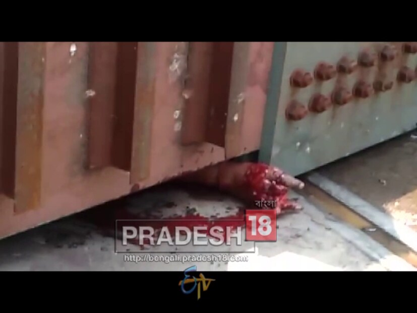 উদ্ধারকাজে নেমেছে কেন্দ্রীয় বাহিনী ৷  ঘটনাস্থলে পৌঁছেছে ৪ টি ক্রেন ৷ চলছে উদ্ধারকার্য ৷ 