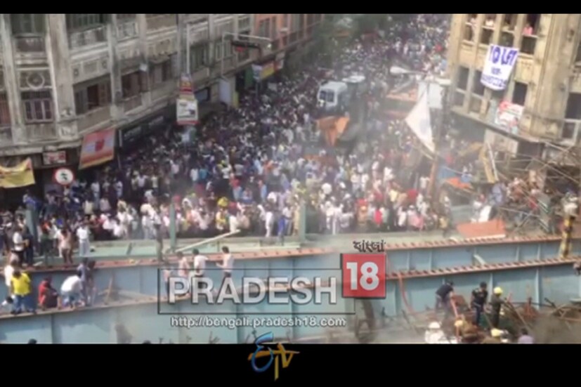 পোস্তা এলাকার কাছে ১২:৫৫ নাগাদ সেতুর ১০০-১৫০ মিটার লম্বা একটি প্ল্যাঙ্ক সশব্দে নীচের রাস্তায় মানুষ ও গাড়িগুলির উপর ভেঙে পড়েছে ৷