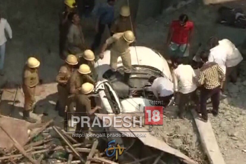 দমকলকর্মীরা সিমেন্টের চাদর কেটেছেন, একটি গাড়ি, চারটি রিক্সা ও ২ টি অটো বার করা সম্ভব হয়েছে ৷