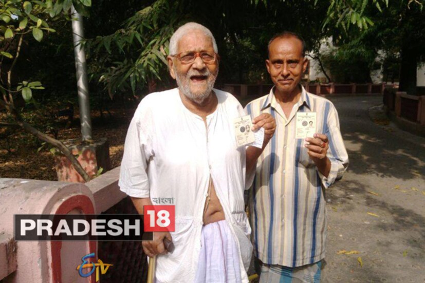 বয়স ৮৫ ৷ তাতে কি? ভোট দেওয়ার উৎসাহটা মোটেই কম নয় ৷  তাই ছেলেকে সকাল সকালই চলেছে ভোট দিতে ৷ উত্তর কলকাতার বেথুন স্কুলে ভোট দিলেন প্রবীণ ভোটার ৷ 