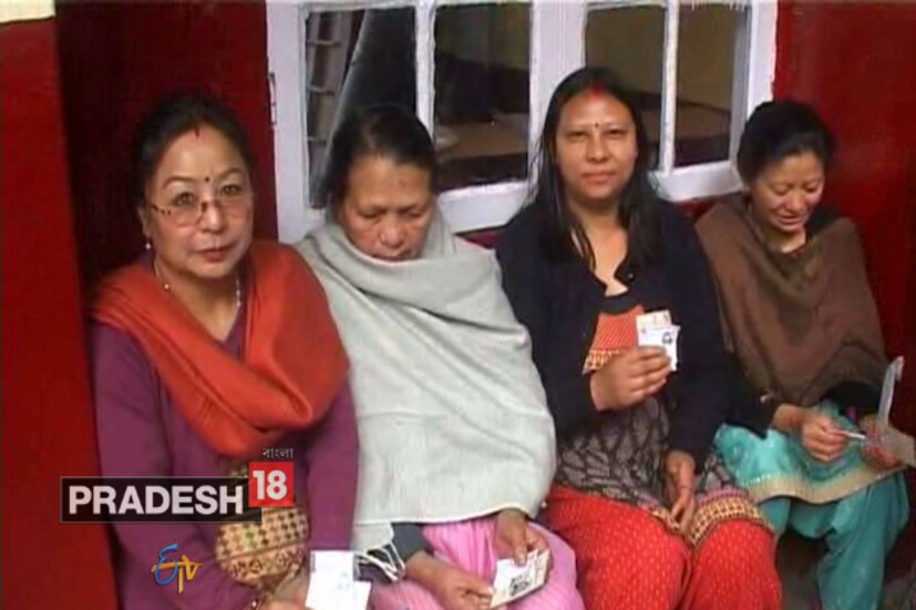 গরমে পুড়ছে দক্ষিণবঙ্গ ৷ অন্যদিকে হিমেল হাওয়ায় শৈলপাহাড়ে জমজমাট ভোট যুদ্ধে ৷ সকাল সকাল দার্জিলিঙের মানুষেরা ভোটের লাইনে দাঁড়িয়ে পড়েছেন ৷ লাইনেই চলছে গল্প-গুজব ৷ 