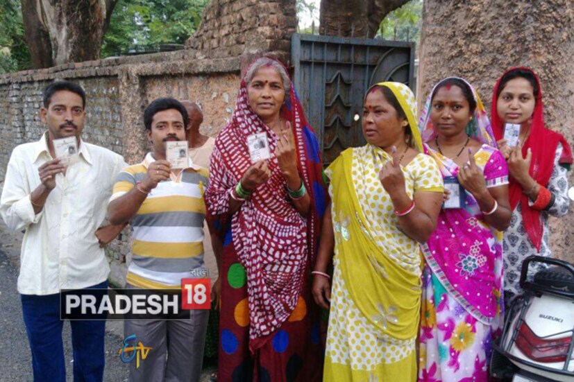 তাপমাত্রা দিল স্বস্তি ৷ শনিবারের ঝড়-বৃষ্টিপাত উত্তরবঙ্গে নিয়ে এল স্বস্তির হাওয়া ৷ তাই তো সকাল সকাল ভোট দিতে লাইনে এসে দাঁড়ালেন শিলিগুড়ির মানুষ ৷ লাইনে দেখা মিলল, মহিলা, বৃদ্ধ-বৃদ্ধাদেরও ৷ 