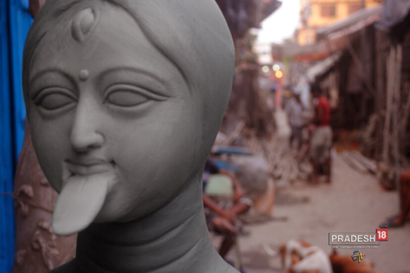চড়া গরম ৷ শহর জুড়ে তাপপ্রবাহ ৷ তারই মাঝে মাটিতে জলের প্রলেপ ৷ রঙ ছিটিয়ে নতুন রঙের খোঁজ ৷ তুলির টানে একে একে ফুটে উঠছে নানা মূর্তির নানা মুখোশ ৷ কলকাতা শহর জুড়ে যখন ভোটের হাওয়া ৷ তখন তীব্র গরমে, মাটি শুকোতে ব্যস্ত কুমোরটুলি ৷ এখনও মাটির গায়ে, শিল্পীদের তুলির টানে পুরনো প্রত্যাশা, পুরনো আশা ৷ ফের ভোট শহরে ৷ পাঁচ বছর পেরিয়ে ফের নতুন কোনও আলোর সন্ধান ৷ তবুও কি মিটবে আশা, কুমোরটুলি কী পাবে কোনও স্থায়ী ছাউনি ! ভোটের মুখে এরকমই প্রশ্ন কুমোরটুলির অলি-গলিতে ৷ 