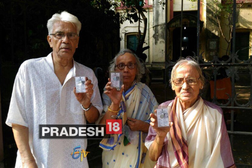 উত্তর কলকাতাতে সকাল থেকেই ভোটের লাইনে দেখা গেল প্রবীণদের ৷ ভোটার কার্ড হাতে নিয়ে লম্বা লাইনে দাঁড়ালেন প্রবীণ ভোটাররা ৷ 