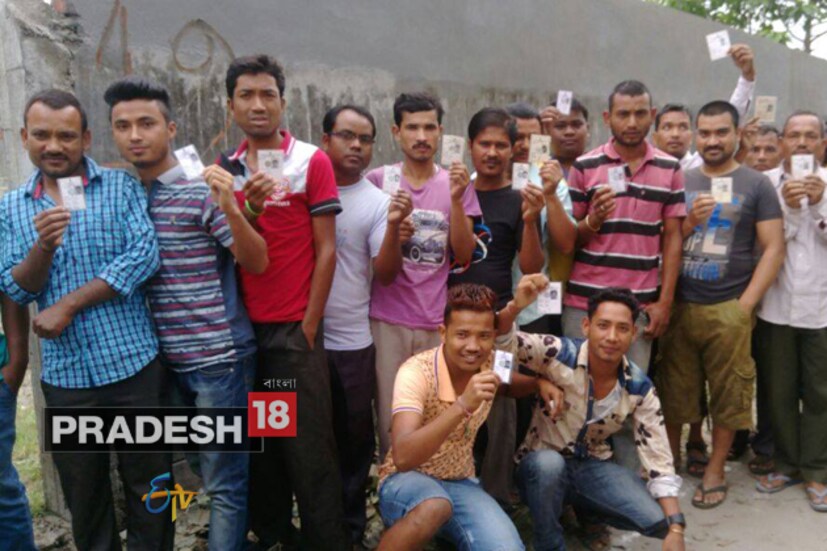 শিলিগুড়ির ইয়ং জেনারেশন সকাল সকালই ভোট দিলেন ৷ ভোটার কার্ড হাতে নিয়ে তুললেন গ্রুফিও ৷ 