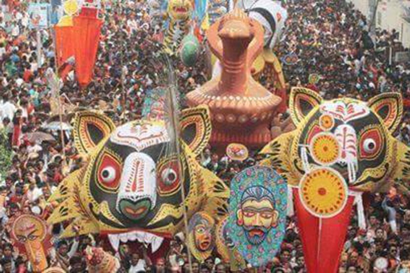 গোটা বাংলাদেশ জুড়ে পালিত হচ্ছে নববর্ষ ৷ সকাল থেকেই বাংলাদেশের নানা জায়গায় শহরবাসী মেতে উঠেছে নতুন বছরের আনন্দে ৷ সকাল থেকেই রাজপথে প্রভাত ফেরি নিয়ে বেরিয়ে পড়েছেন বহু  মানুষ ৷ বাংলা গানের সঙ্গে তাল মিলিয়ে জমজমাট বাংলাদেশের নববর্ষের উৎসব ৷ বাদ পড়েনি বরিশাল জেলাও ৷ 