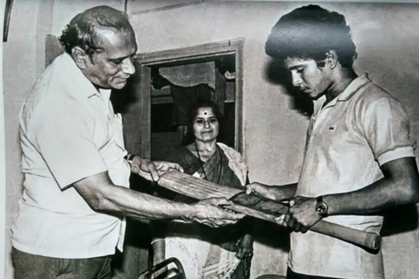 বাবা রমেশ তেন্ডুলকরের হাত থেকে ব্যাট নিচ্ছেন সচিন ৷ (পারিবারিক অ্যালবাম থেকে পাওয়া এই ছবি )