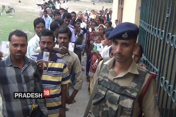 গরমকে পাত্তা না দিয়ে সকাল সকাল ভোটে লম্বা লাইন