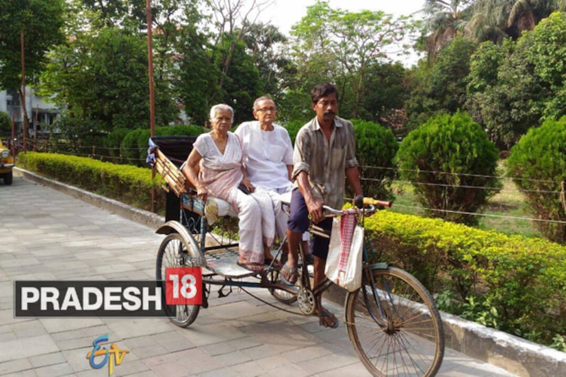 বিধাননগর কমিশনারেটের তিনটি আসনে ভোটগ্রহণ। পুরভোট-সন্ত্রাসের পুনরাবৃত্তি রুখতে তৎপর নির্বাচন কমিশন। শনিবার থেকেই শুরু হয়েছে কেন্দ্রীয় বাহিনীর রুট মার্চ। নিউটাউন, রাজারহাট, এয়ারপোর্ট, বাগুইআটি, বিধাননগর। সর্বত্রই চলছে দিন-রাতের নাকা-চেকিং। বহিরাগতদের ঠেকাতে বিধাননগরের গেস্টহাউজগুলিতেও তল্লাশি চালাচ্ছে নিরাপত্তা বাহিনী।