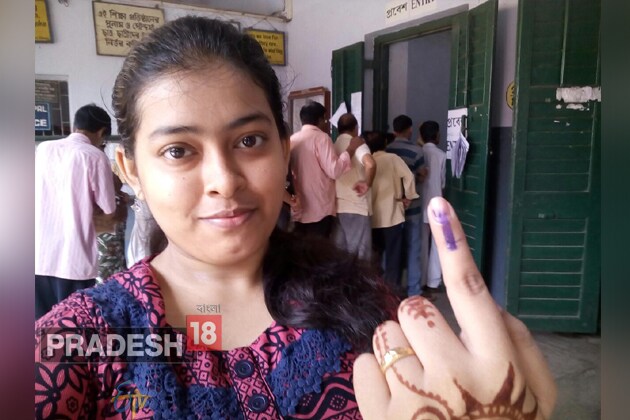 সকাল সকাল ভোট ৷ সকাল সকাল সেলফি ! বাঁকুড়া থেকে পুরুলিয়া, পুরুলিয়া থেকে পশ্চিম মেদিনীপুর ৷ সব জায়গাতেই একই চিত্র ৷ সকাল সকাল ভোট ৷ সকাল সকাল সেলফি ! বাঁকুড়া থেকে পুরুলিয়া, পুরুলিয়া থেকে পশ্চিম মেদিনীপুর ৷ সব জায়গাতেই একই চিত্র ৷
