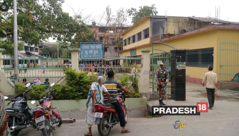 তবে ভোটের আবহাওয়া গরম থাকলেও, উত্তরবঙ্গ জুড়ে কমেছে গরম ৷ শনিবার রাতে বৃষ্টিপাতের কারণে, উত্তরবঙ্গে গরম কম ৷ রবিবার সকাল থেকেই আকাশ মেঘলা ৷  