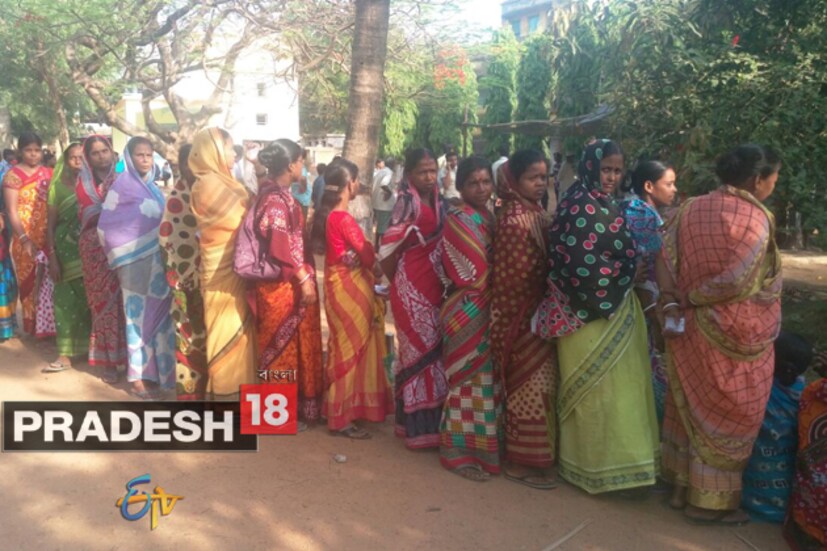 গরমকে উপেক্ষা করেই সকাল সকাল ভোটের লাইনে লম্বা লাইন ৷ মহিলা ভোটারদের সংখ্যা চোখে পড়ার মতো ৷ বর্ধমানের বিভিন্ন বুথে চলছে ভোট ৷