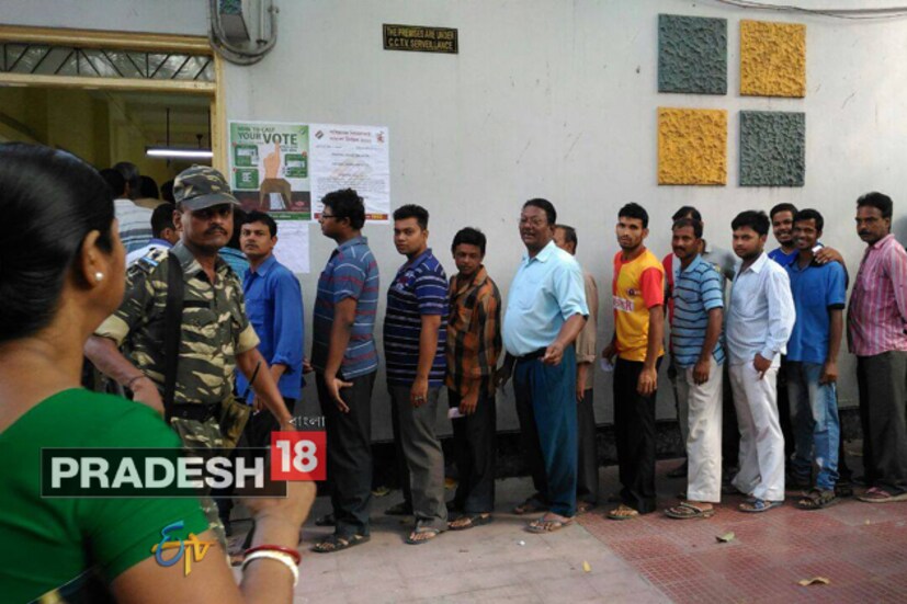 নিরাপত্তায় রাখা হয়েছে ৫১ কোম্পানি কেন্দ্রীয় বাহিনী ৷ রয়েছে ২ হাজার রাজ্য পুলিশ ৷ বহিরাগতদের রুখতে দিনের পাশাপাশি রাতেও থাকবে টহলদারি ৷ জায়গায় জায়গায় নাকা চেকিং বিধাননগরের গেস্টহাউস গুলিতে তল্লাশি ৷ ভোটের দিন বহিরাগতদের এলাকা ছাড়তে মাইকিং ৷