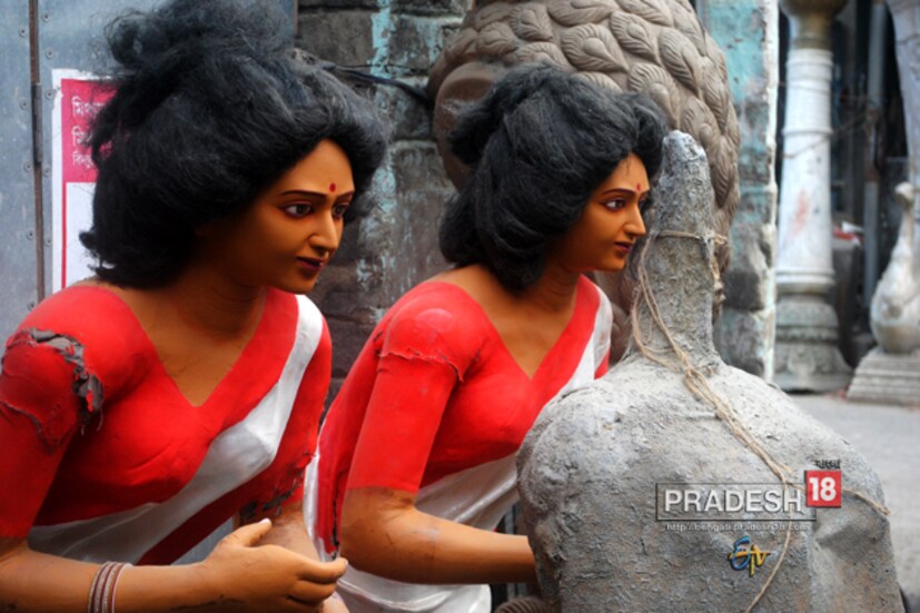 কুমোরটুলিতে প্রায় ৪৫০ জন পরিবার বংশানুক্রমে এই পেশার সঙ্গে যুক্ত ৷ তবে দুর্গাপুজোর সময় বাইরে থেকে শিল্পী নিয়ে আসতে হয় মাটির প্রতিমা তৈরির জন্য ৷ হিসেব অনুযায়ী, দুর্গাপুজোর জন্য এই বনমালি সরকার স্ট্রিটে তৈরি হয় প্রায় ৫০০০ টি দুর্গা প্রতিমা শুধুমাত্র কলকাতা শহরেই পৌঁছে  দেয় কুমোরটুলি ৷ অর্ডার আসে বিদেশ থেকে ৷ 