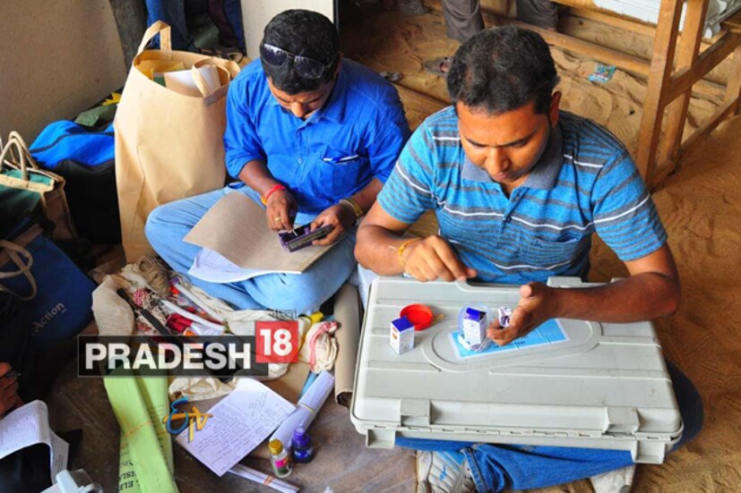 এই মুহূর্তে বীরভূমের তাপমাত্রা ৪০-এর উপরে ৷ সঙ্গে চলছে তাপপ্রবাহ ৷ তারই মধ্যে ভোটকর্মীরা চালিয়ে যাচ্ছেন কাজ ৷ কেন্দ্রে কেন্দ্রে পৌঁছে সেরে নিচ্ছেন যাবতীয় ভোটের প্রস্তুতি !
