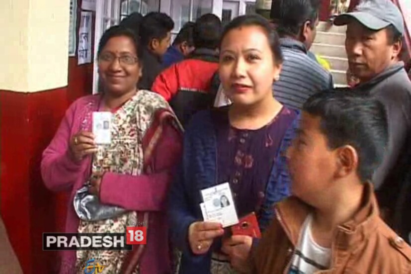 কুয়াশায় ঘেরা দার্জিলিং ৷ সঙ্গে ভোটের হাওয়া ৷ লাল-নীল শোয়েটারে বোটর লাইন একেবারে রঙিন ৷ 