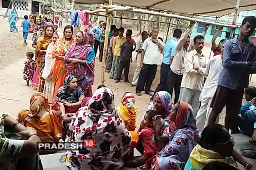 দ্বিতীয় দফার ভোট হবে বীরভূমের ১১টি আসনে ও উত্তরবঙ্গের ছটি জেলায়। ৭ জেলার ৫৬টি আসনে সম্পন্ন হবে ভোটগ্রহণ ৷ নির্বাচন চলবে আলিপুরদুয়ার, জলপাইগুড়ি, দার্জিলিং, উত্তর ও দক্ষিণ দিনাজপুর, মালদহ এবং বীরভূমে ৷ রবিবারের ভোটযুদ্ধে সামিল হবেন মোট ১ কোটি ২১ লাখ ৪১ হাজার ৬০৯ মোট ভোটার ৷ এর মধ্যে মহিলা ভোটারের সংখ্যা ৫৮ লাখ ৯১ হাজার ৭১৭ ৷ ৫৬টি বিধানসভা কেন্দ্রের ১৩,৬৮১ বুথের মধ্যে ২৯০৯টিই হল স্পর্শকাতর বুথ ৷