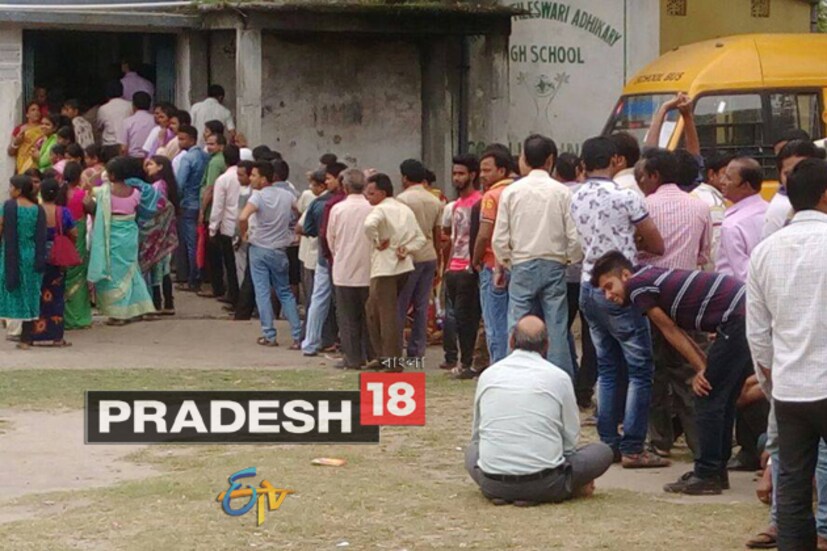 রোদ নেই তাই, ভোটের লাইনেই একটু জিরিয়ে নেওয়া ৷ মাটিতে বসেই না হয় লাইন ৷ শিলিগুড়ির চিত্রটা অনেকটাই এরকম ৷ 