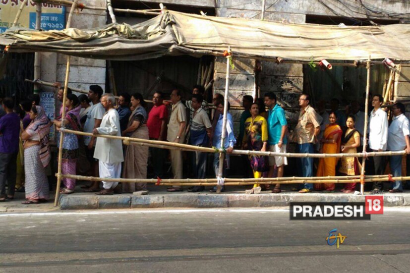 উত্তর কলকাতার কলকাতা বিদ্যা ভবন স্কুলের সামনে  সকাল থেকেই লম্বা লাইন ৷ ভোট চলছে দ্রুত গতিতে ৷ 