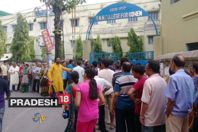 কমিশন ও পুলিশ ইতিমধ্যেই স্পর্শকাতর এলাকাগুলিকে চিহ্নিত করেছে ৷ উত্তর ২৪ পরগণা জেলায় অশান্তির আশঙ্কা রয়েছে ২,৩২৩ এলাকায় ৷ অন্যদিকে, হাওড়ায় ৬৪৩ টি জায়গায় গোলমালের আশঙ্কা করছে কমিশন ৷ এই এলাকাগুলির সমাজবিরোধীদের উপর নজরবন্দি করার নির্দেশও কমিশনের তরফে দেওয়া হয়েছে ৷ 