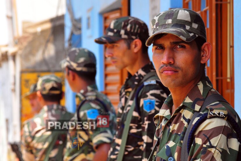 শুক্রবার সন্ধের পর কমিশন জানাল, অনুব্রতর সঙ্গে সর্বক্ষণ থাকবেন একজন ম্যাজিস্ট্রেট। কেন্দ্রীয় বাহিনীর নজরদারিও থাকবে তাঁর ওপর। তাঁর গতিবিধির প্রতি মুহূর্তের ভিডিও রেকর্ডিং করা হবে। এত কিছুতেও নির্বিকার থাকারই চেষ্টা করছেন বীরভূম তৃণমূল জেলা সভাপতি অনুব্রত মণ্ডল। বিরোধীদের অভিযোগ মানছেন না অনুব্রত । কিসের ভিত্তিতে তাঁর বিরুদ্ধে অভিযোগ? কমিশনকেই উল্টে প্রশ্ন অনুব্রতর। নজরবন্দি হয়েও স্বমহিমায় অনুব্রত