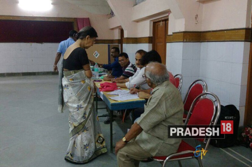 চলছে ভোট ৷ ধীরে ধীরে এগোচ্ছে লাইন ৷ বাড়ছে বেলা ৷ তবুও উৎসাহতে খামতি নেই ভোটারদের ৷ 
