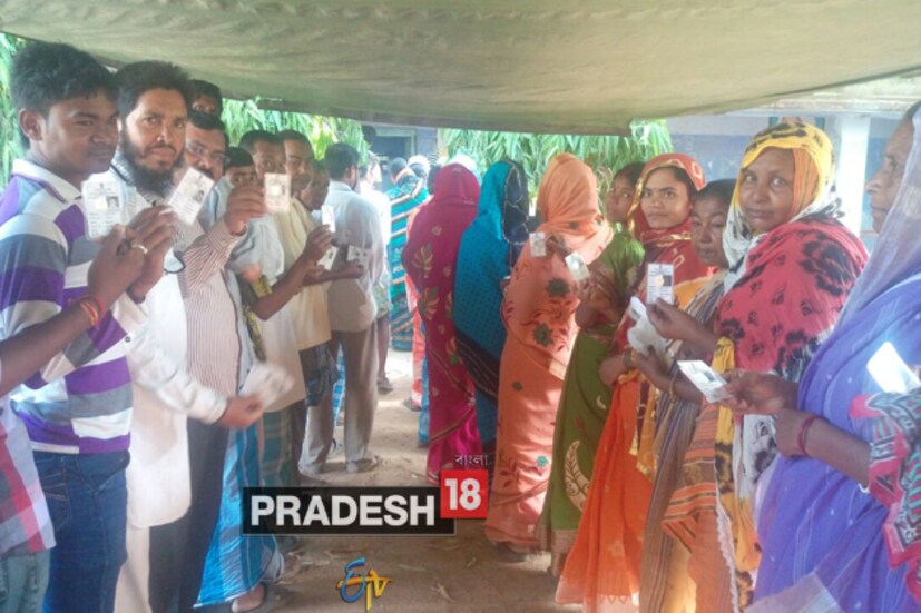 ভোট নিয়ে উৎসাহ তুঙ্গে ৷ সকাল সকালই ভোটের লাইনে ভিড় ৷ ভোট দিচ্ছেন বর্ধমানের মানুষ ৷