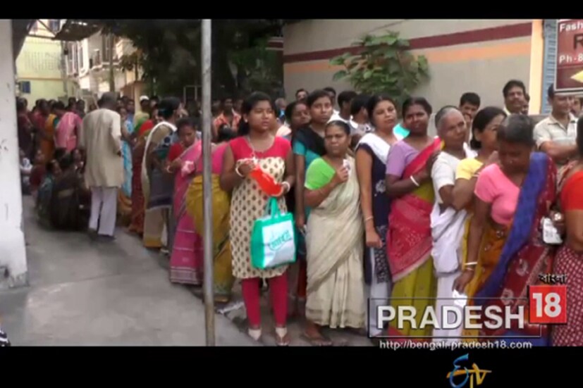 রাজ্যে শুরু চতুর্থ দফার ভোট ৷ তৃতীয় দফার বিশৃঙ্খলার পুনরাবৃতি এড়াতে পরবর্তী দফায় আরও কড়া কমিশন ৷ নির্বাচনী এলাকার নিয়ম-শৃঙ্খলা বজায় রাখতে পুলিশ ও ভোটকর্মী-সহ রাজ্য প্রশাসনকে চরম বার্তা দিল কমিশন ৷ দিল্লি থেকে নির্বাচন কমিশন প্রেস বিবৃতি জারি করে জানিয়েছে, হিংসাত্মক ঘটনা আটকাতে ব্যর্থ হলে অথবা হিংসাত্মক ঘটনার রিপোর্ট পেয়ে ব্যবস্থা না নিলে, দায়িত্বে থাকা অফিসারদের বিরুদ্ধে খোদ কমিশন ব্যবস্থা নেবে ৷ অর্থাৎ প্রশাসনিক আধিকারিকদের বিরুদ্ধে কোনওরকম পক্ষপাতদুষ্ট আচরণের অভিযোগ পেলে, তা সংশ্লিষ্ট আধিকারিকের বাকি কেরিয়ারে দাগ ফেলতে পারে ৷ সূত্রের খবর, ২১ এপ্রিলের ভোটের অভিজ্ঞতার পর প্রশাসনিক আধিকারিকদের দলদাসত্ব ঘোচানোর জন্যই এই পদক্ষেপ নিল কমিশন ৷