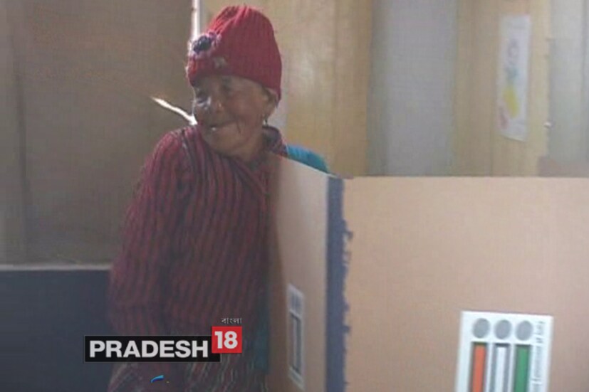 ভোট দিলেন ৯০ বছরের এক বৃদ্ধাও ৷ নাতনিকে সঙ্গে নিয়ে এসে দার্জিলিঙের এক স্কুলে রীতিমতো লাইনে দাঁড়িয়ে ভোট দিলেন এই বৃদ্ধা ৷ 