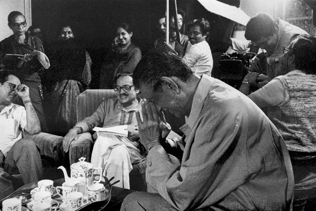 ২৩ এপ্রিল পরিচালক সত্যজিৎ রায়ের ২৮ তম মৃত্যুবার্ষিকী ৷ এই ছবিটি ‘আগন্তুক’ সিনেমার শ্যুটিংয়ের ফাঁকে আড্ডায় সত্যজিৎ রায়, উৎপল দত্ত, মমতা শংকর ৷ Photo: Collected ২৩ এপ্রিল পরিচালক সত্যজিৎ রায়ের ২৮ তম মৃত্যুবার্ষিকী ৷ এই ছবিটি ‘আগন্তুক’ সিনেমার শ্যুটিংয়ের ফাঁকে আড্ডায় সত্যজিৎ রায়, উৎপল দত্ত, মমতা শংকর ৷ Photo: Collected