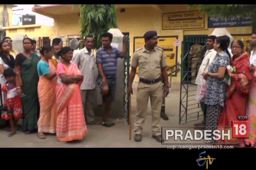 ২৫ এপ্রিল রাজ্যের ৪৯টি আসনে হতে চলেছে চতুর্থ দফার ভোট। ভোটগ্রহণ চলবে হাওড়ার ১৬টি এবং উত্তর চব্বিশ পরগনার ৩৩টি আসনে। চতুর্থ দফার ভোটযুদ্ধ নির্বিঘ্নে সম্পন্ন করতে জোরদার নিরাপত্তার ব্যবস্থা করেছে নির্বাচন কমিশন। ভোটে দুই জেলা মিলিয়ে মোট ৬৭২ কোম্পানি কেন্দ্রীয় বাহিনী মোতায়েন করা হবে। হাওড়ায় থাকবে মোট ২২৭ কোম্পানি বাহিনী। যার মধ্যে শুধু মাত্র হাওড়া শহরের জন্যই বরাদ্দ ৭৫ কোম্পানি। হাওড়া গ্রামীণে মোতায়েন থাকবে ১৫২ কোম্পানি।