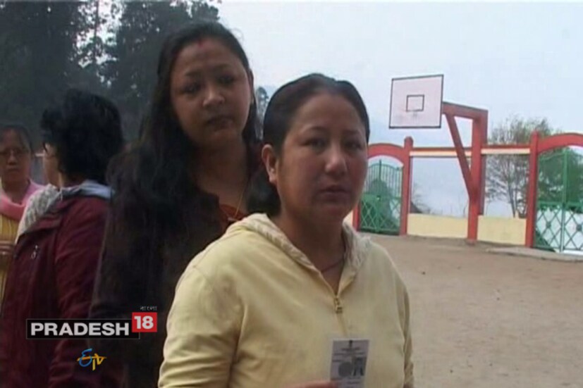 জল সমস্যা, পর্যটন সমস্যা,  গোর্খাল্যান্ডের দাবী, সব মিলিয়ে শৈলপাহাড়ে এবারের ভোট খুবই গুরুত্বপূর্ণ ৷ তারই মাঝে নিজেদে আশা-আকাঙ্খাকে পূর্ণ করতে লম্বা লাইনে হাজির দার্জিলিঙের মানুষ ৷ 